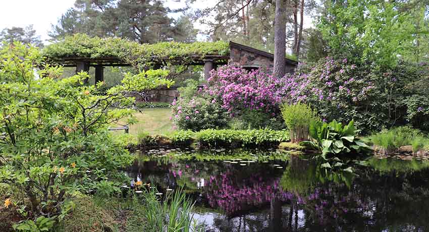 Tyska Damm i Vargaslättens trädgård i Simlångsdalen i Halmstad. Dam i haven ved Vargaslätten i Simlångsdalen i Halmstad.
