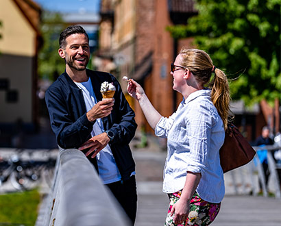 Två personer äter glass i Halmstad