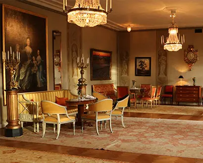 Ett möblerat rum inne på Halmstad slott