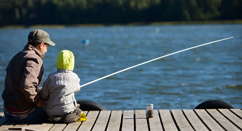 Børn og voksne kan fiske fra anløbsbroen