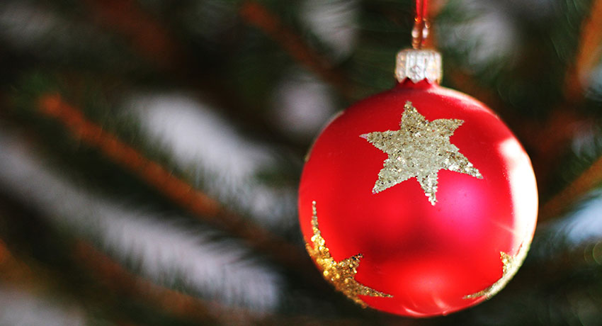 En julekugle hængende fra et træ